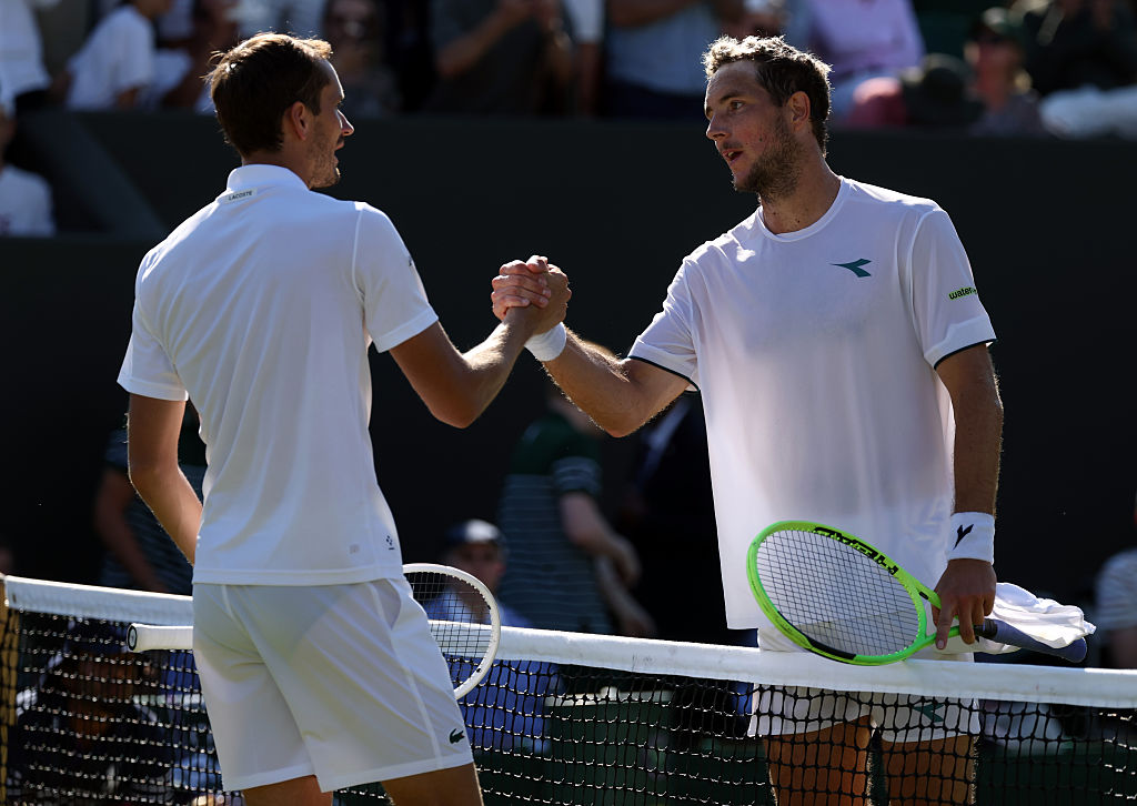 Εκτός Wimbledon ο Μεντβέντεφ, μεγάλη νίκη για Χούρκατς